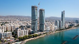 Wieża wielofunkcyjna trio na plaży w Limassol.