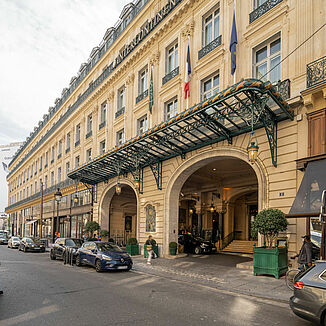 Widok budynku z wejściem do hotelu InterContinental Le Grand w Paryżu.