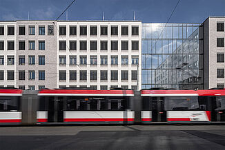 Przejeżdżający tramwaj przed kampusem miejskim Seetor w Norymberdze.