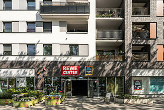 Wejście do supermarketów Aldi i Rewe w Alea Quartier we Frankfurcie.