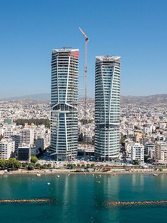 Wieża wielofunkcyjna trio na plaży w Limassol.