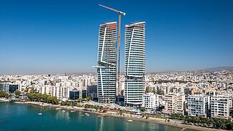 Wieża wielofunkcyjna trio na plaży w Limassol.